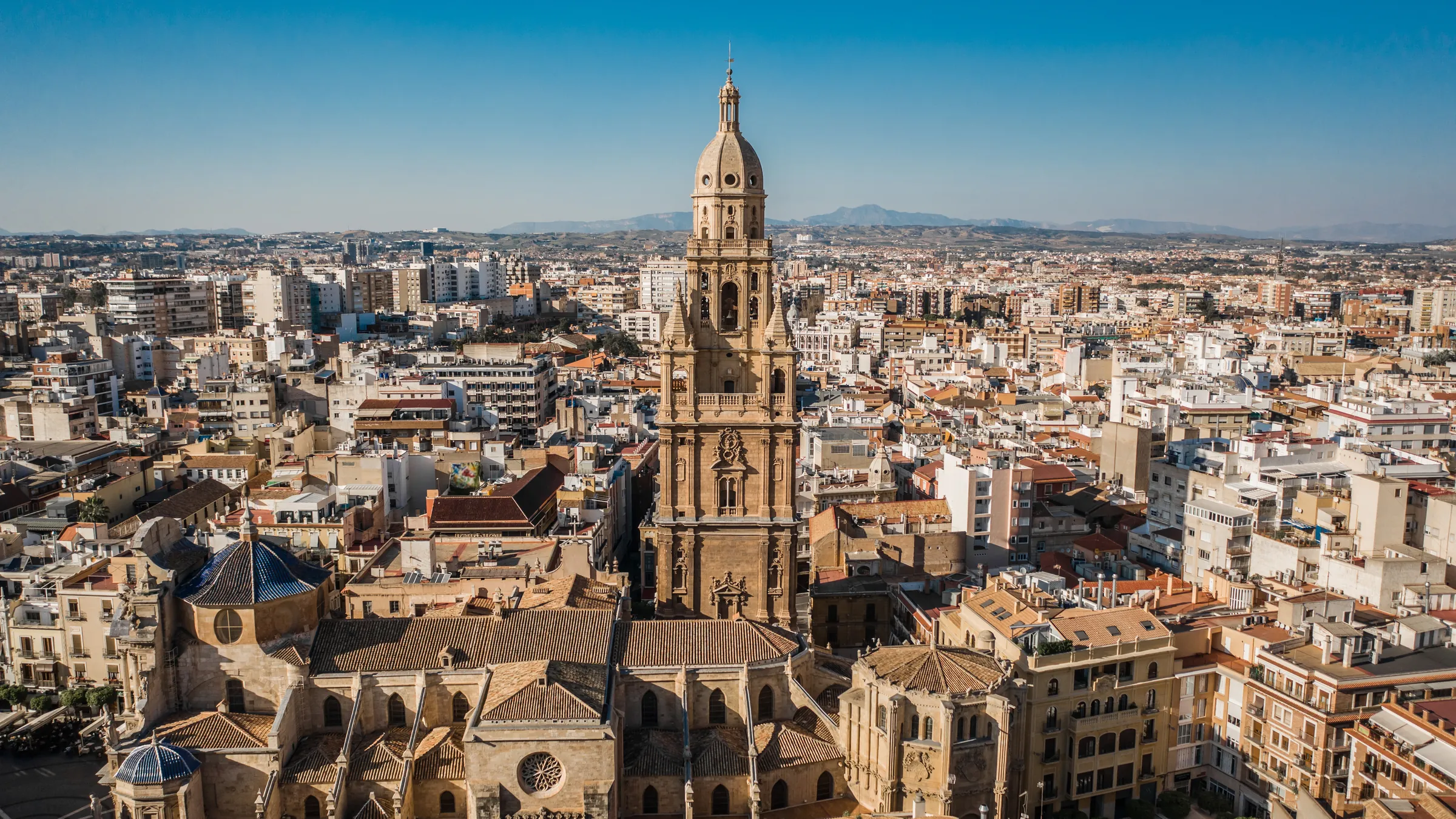 Vista aérea de la torre de la catedral de Murcia sobre los tejados de la ciudad